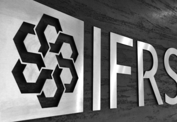 Áp dụng Chuẩn mực Báo cáo Tài chính Quốc tế (IFRS) tại Việt Nam: Cơ hội, Thách thức và Lộ trình