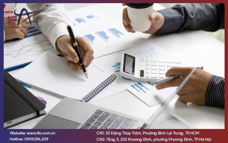 1. Định nghĩa chính xác: Kiểm toán doanh nghiệp thực chất là gì?