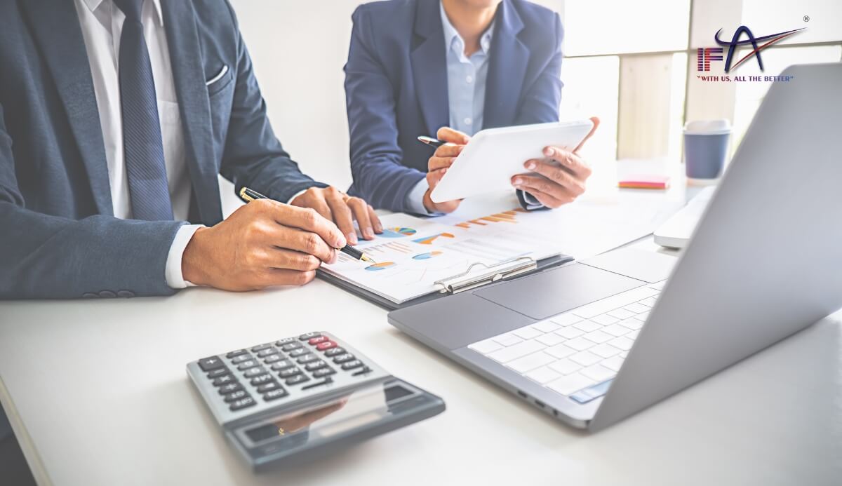 Trao đổi chiến lược và rà soát chứng từ – bước đầu tiên trong quy trình kiểm toán thuế chuyên nghiệp.